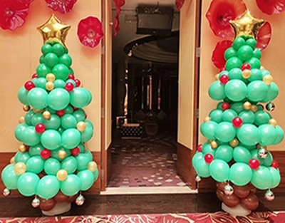 圣诞节酒店房间门口圣诞树气球布置
